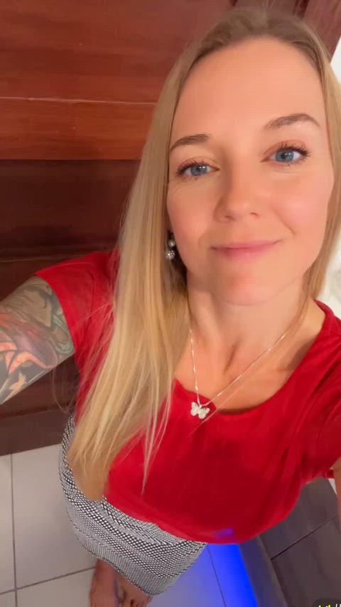 blonde blue eyes cute dress feet legs model onlyfans pretty webcam gif