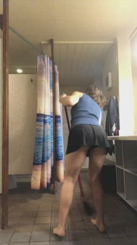 Absolutely got caught by a customer at the end. Oh well. ??‍♀️ [GIF]