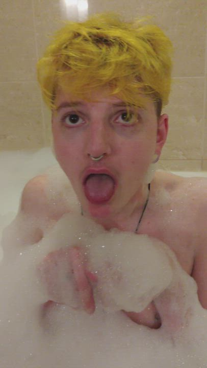I'm such an obedient puppy in the tub ???