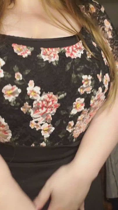 Friday striptease and huge tiddy drop. 🖤😘