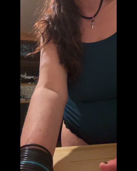 A little housewifey kitchen dance