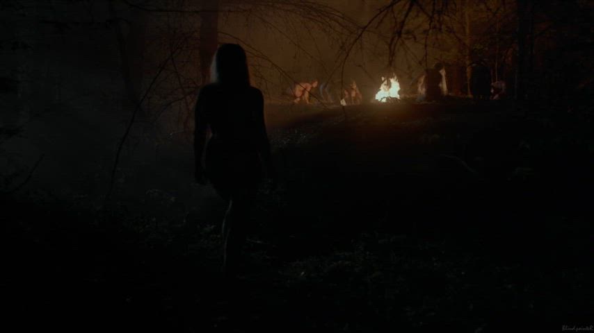 Anya Taylor-Joy - The Witch (US2015) - Part 2: The Fire - it's campfire dark