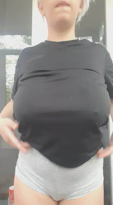 A tittydrop from a 4'11 horny teen , would you play a lil bit with me ? ??