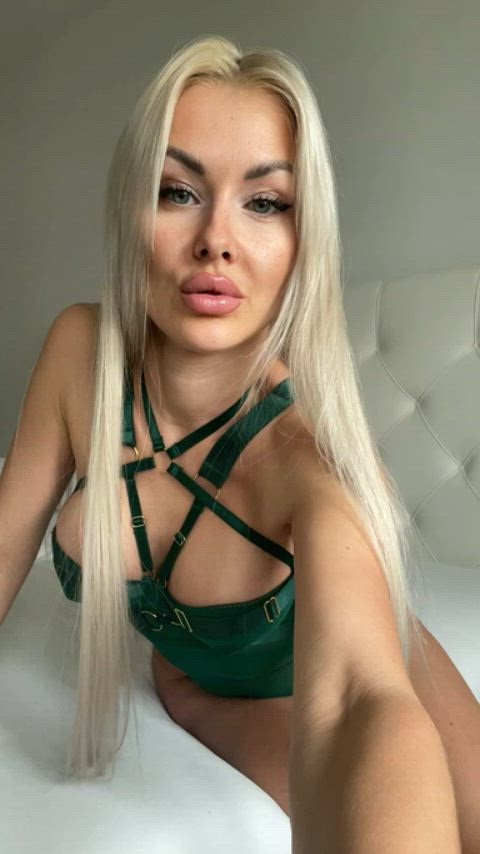 let me fuck you in bed without taking off my heels😈