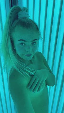 I felt like showing off my booty in the sunbed [F]