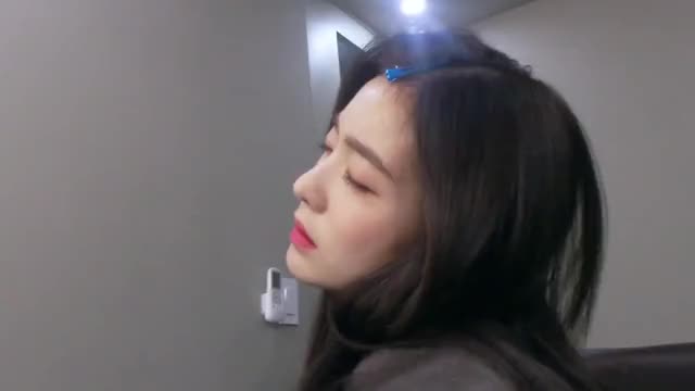 181222 Irene Stretching [kpsuuAAaG48] (S2E5 아이린의 소확행?|IRENE|EYE CONTACT)
