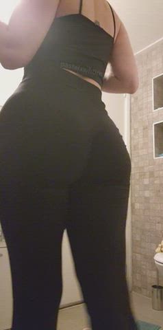 Pants or no pants? 👀