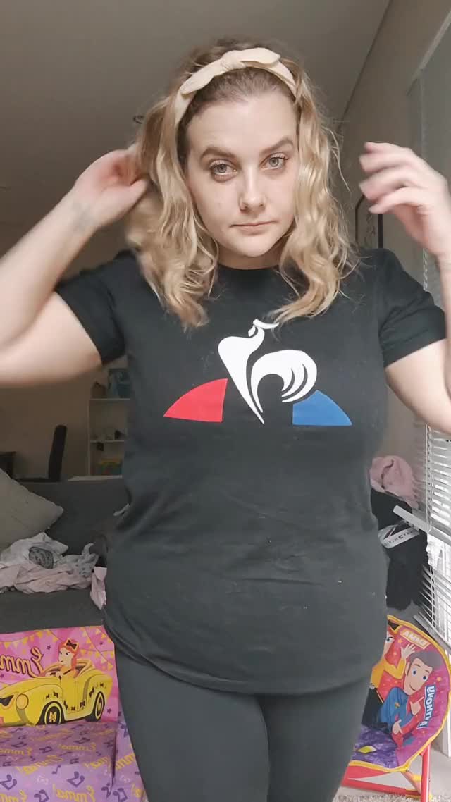 A chubby lil mumma who is super shy about her body. Would you fuck me? ?