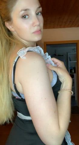 HELLO it's me big booty waitress