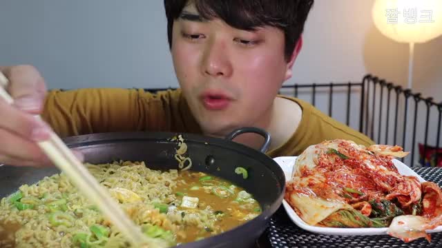 균_안성탕면 4봉 포기김치 밥 리얼사운드 먹방-5
