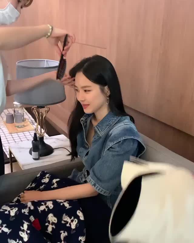 Apink Naeun’s open shirt!