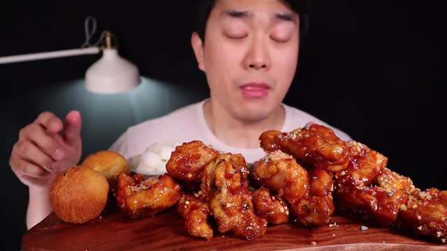 균_팝핑캔디 톡톡양념치킨 리얼사운드 먹방-2