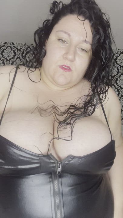 Wearing leather turns me into a mean bitch 😈
