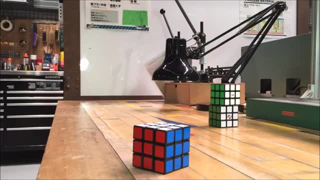 Self Solving Rubik's  Cube (Holding with fingers)