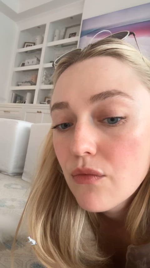 celebrity dakota fanning non-nude gif