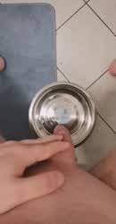 I really liked the idea i had with the bowl, so i'll gather my piss in it over the