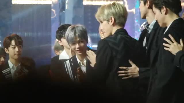 171202 MMA 엑소 수상 축하해주는 워너원