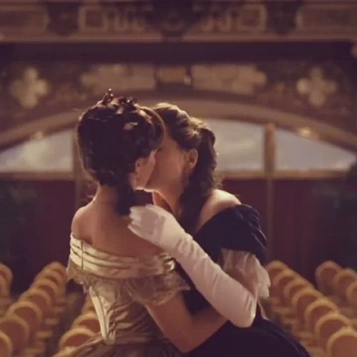 Hailee Steinfeld kissing Ella Hunt