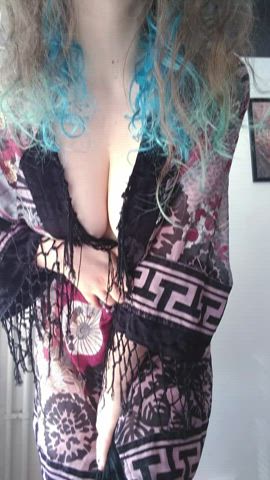 Have you ever been seduced by a free-spirited, curvy little alt chick? [reveal]