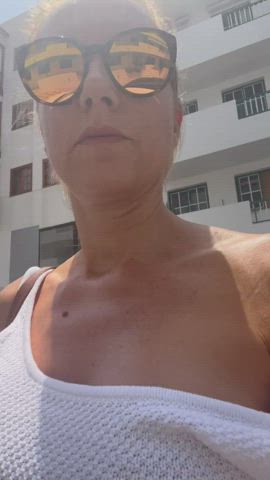 [F]lashing my Tits in your car !!