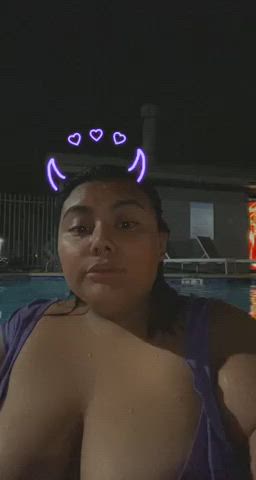 Topless+Pool=🤤🤭