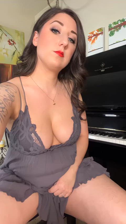 big tits braless hotwife milf natural tits pawg tease teasing thick gif