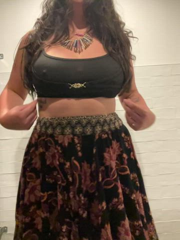 I need you to watch me show my body in a bathroom stall