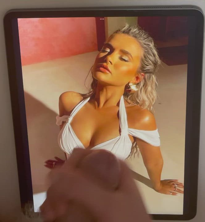 Molly Mae Hague taking my load 🤤