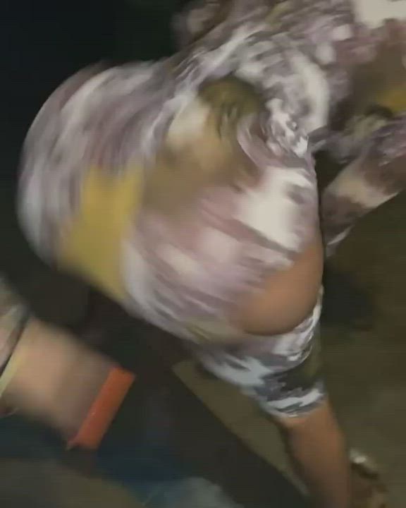 Jania Meshell throwing ass