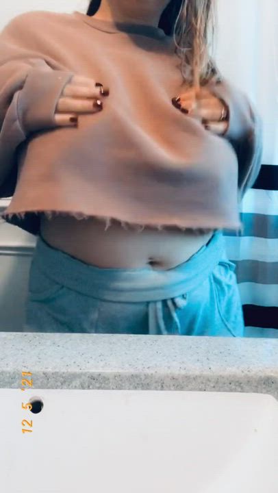 Crop top titty drops 🤪 happy Friday!