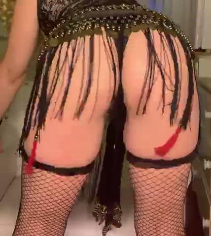 I present to you, a present for you. 🎁 It’s my ass shake, shake. 👀