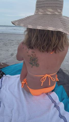 Miss Lynn has the best tits at the beach [reveal]