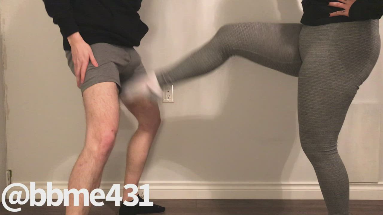 Amateur in leggings busting balls