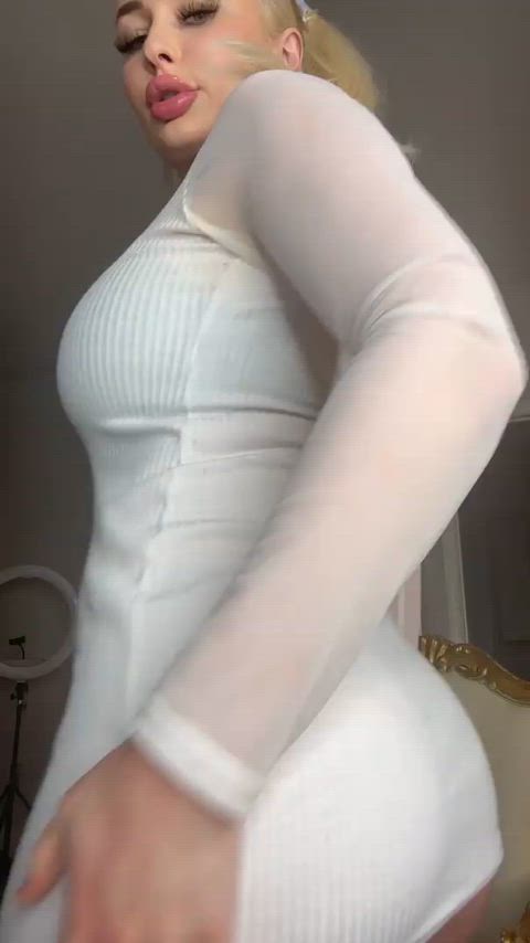 Did someone say bimbo mommy