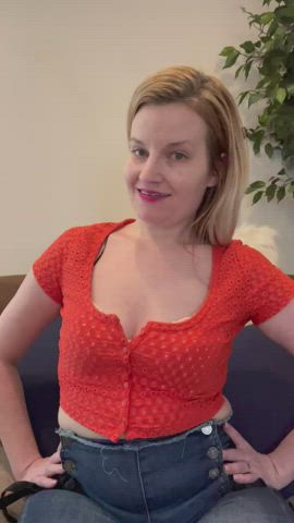Would you strip with this slutty milf? And why is your answer yes? ;) (jokes)