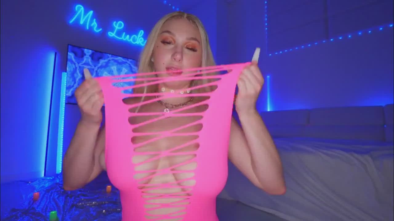 Skylar Vox 's big natural boobs (and creepy nails)