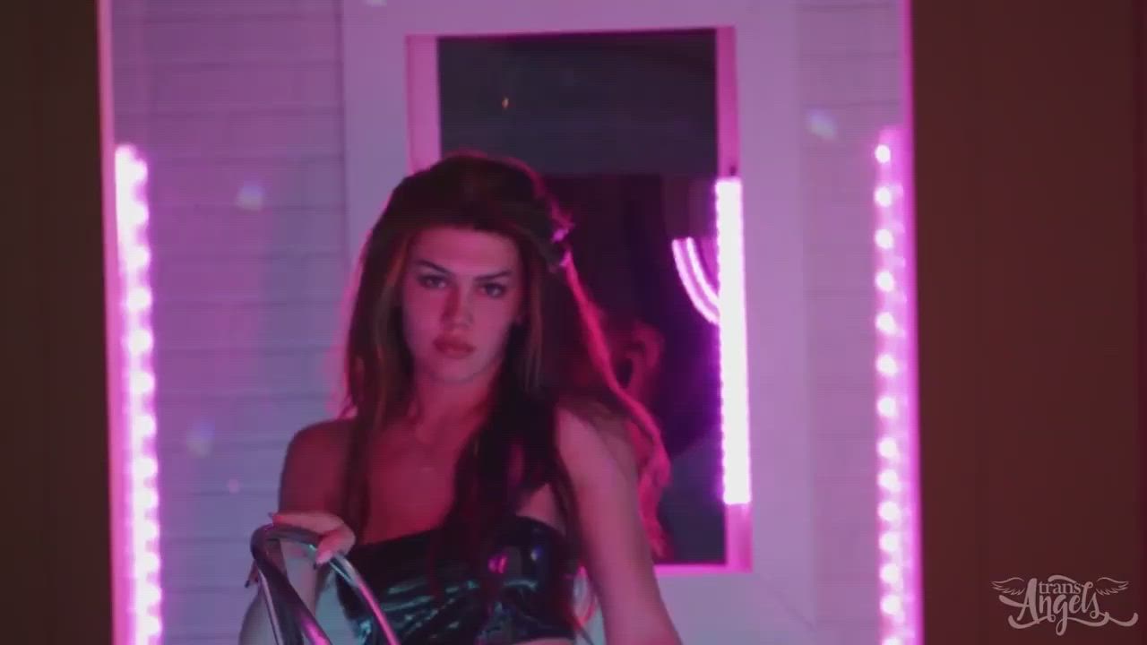 Peep On Daisy