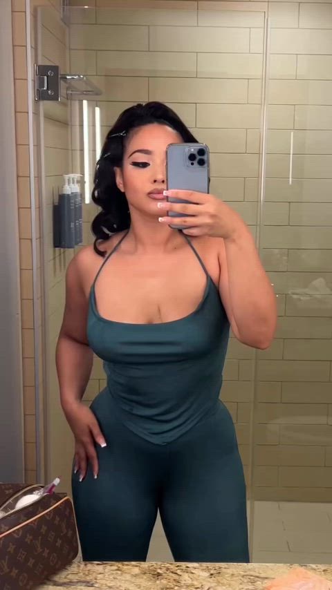 fit fit chicks fitness fitting room thick thick thighs ebony-girls thick-booty gif
