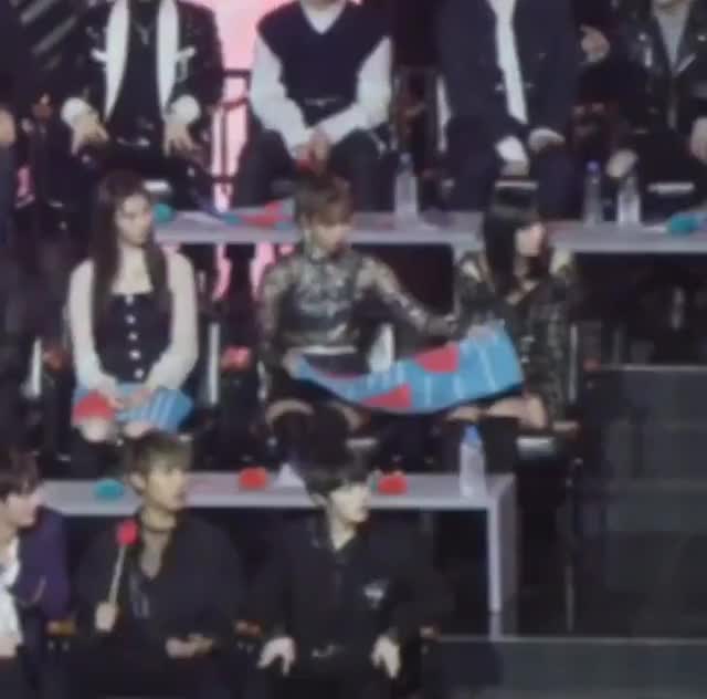 Chaeng's Republic - Minari sharing her blanket with Momo