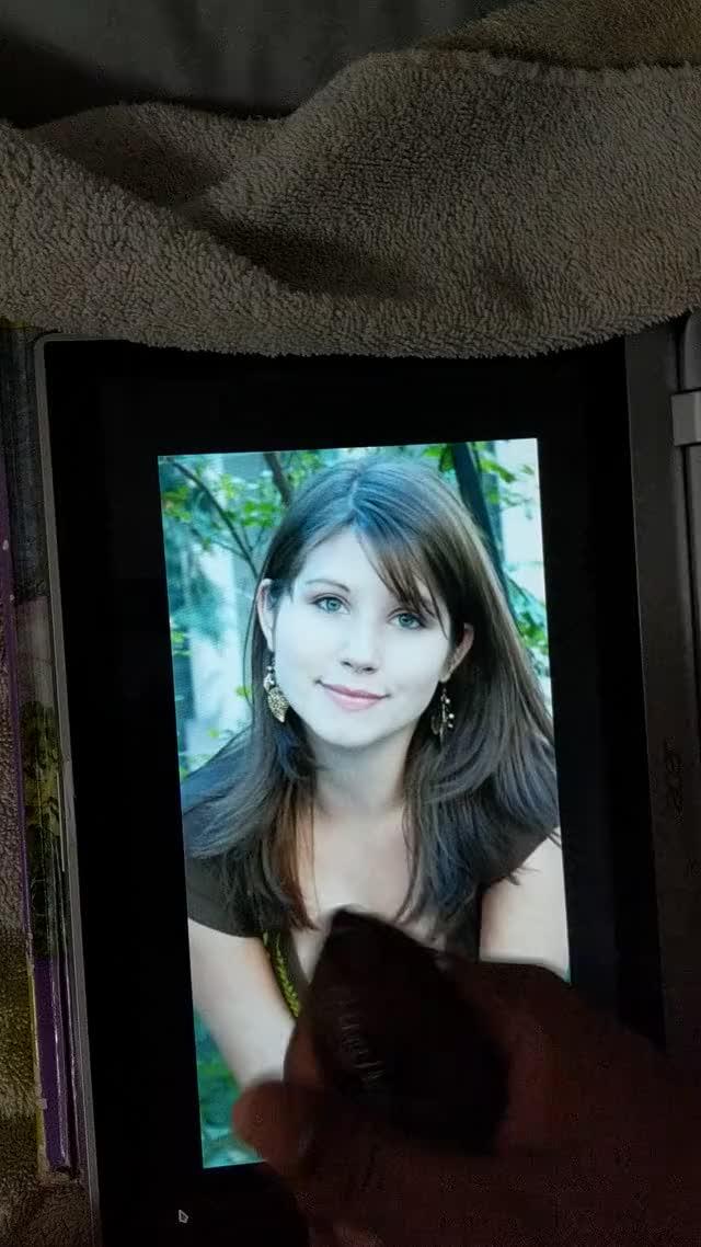 Soe deserves my cum <3
