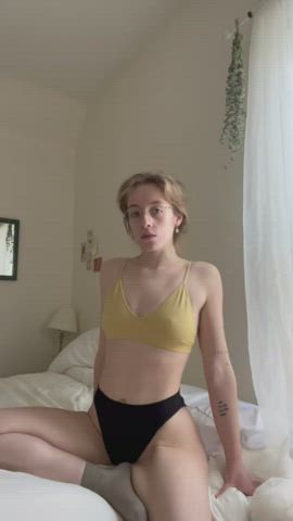 i can’t find the matching bottoms to my yellow bra so i am presenting as a bumble