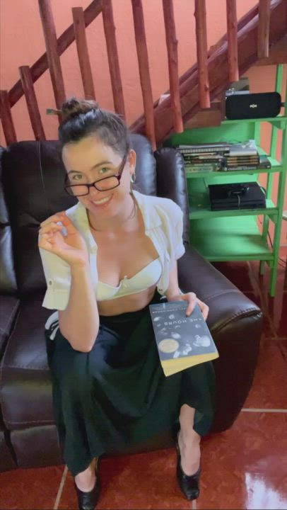 Someone suggested I try the librarian look. 🤷🏻‍♀️