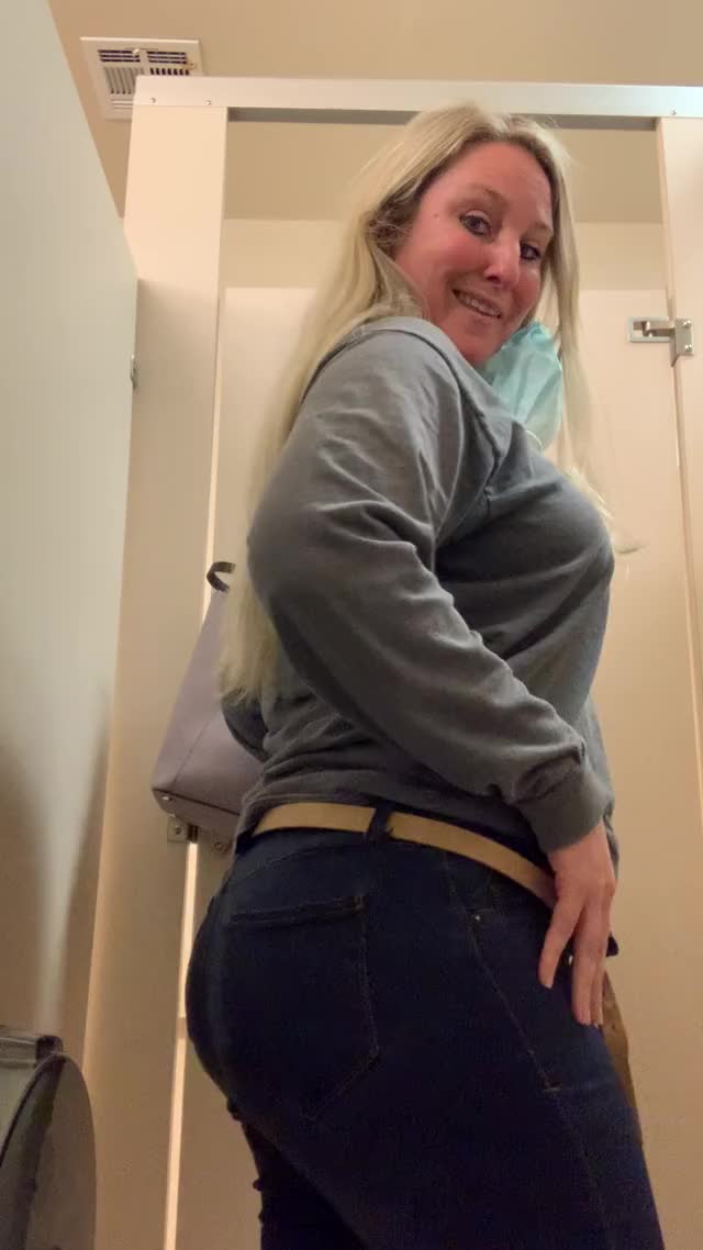 Waiting on a friend to get out of surgery...glad you guys are here to keep me company??[F37]