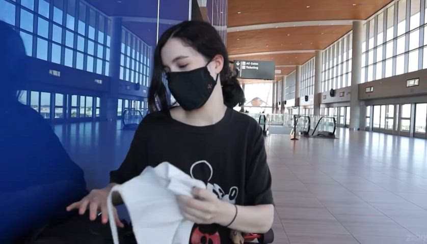 Who doesn’t love a good airport flashing slut 😍