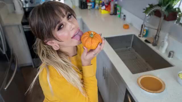 Pamela Morrison-22 "Is This Home Cooked Thanksgiving Food?" VR porn video