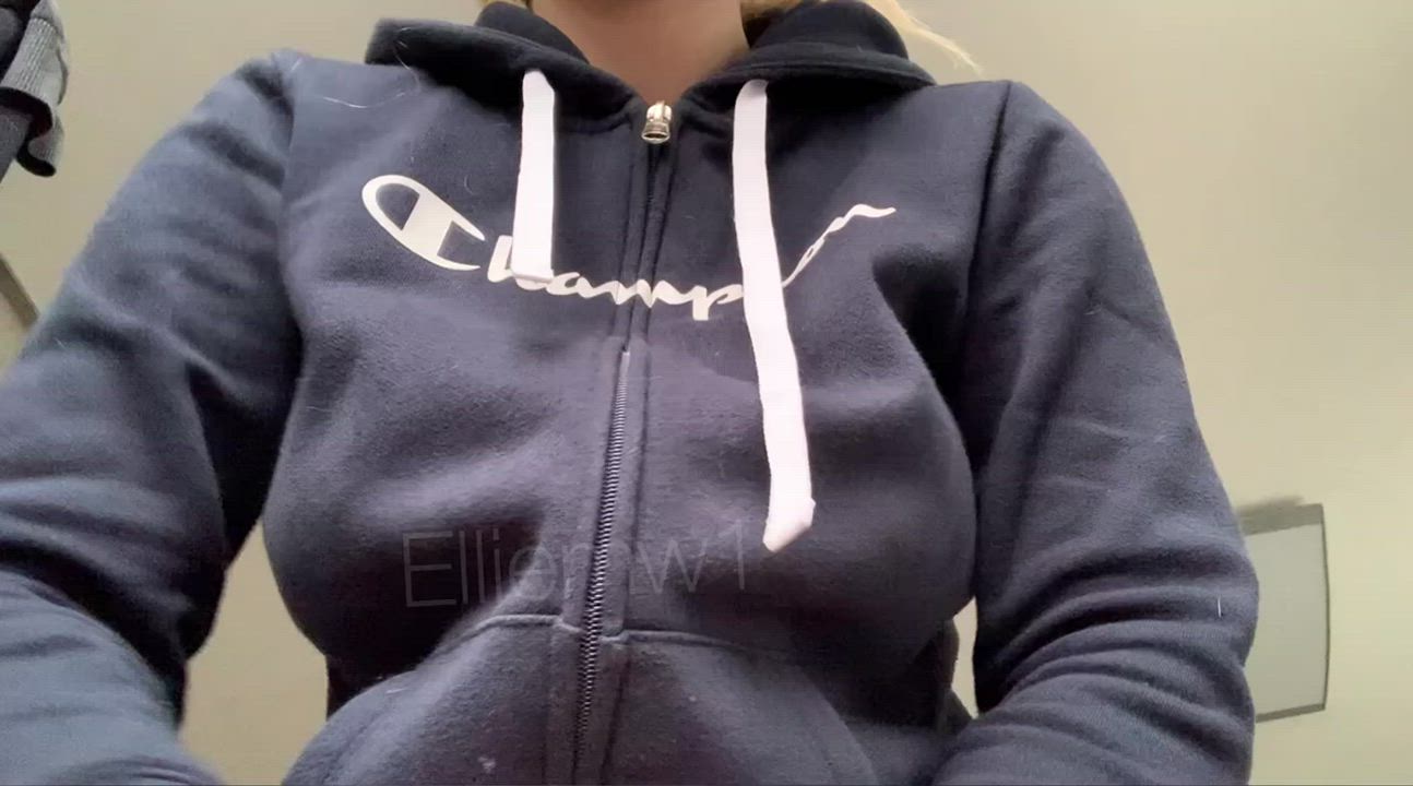 It’s cold outside, you should warm your dick in between my tits ?