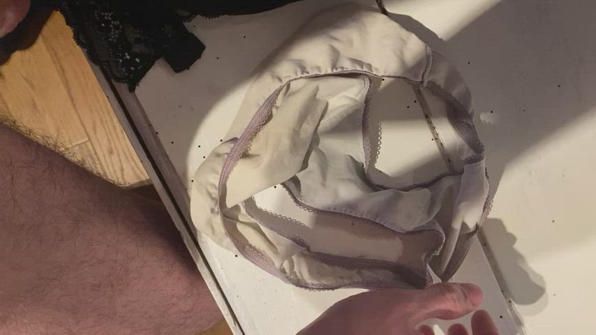 Cum on sister bra after masturbating with her night used panties