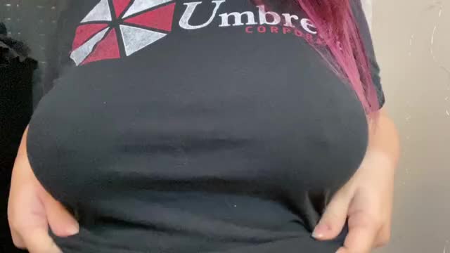 Nerdy mom titty reveal