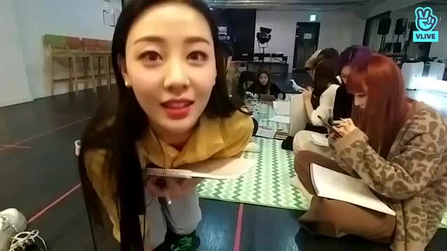 V LIVE - [이달의 소녀] 제1회 이달의 소녀 사생대회 66