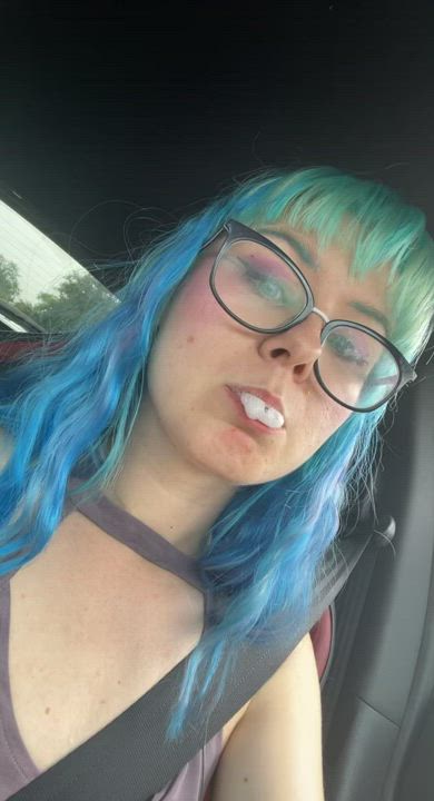 I love getting messy at red lights in front of strangers ?